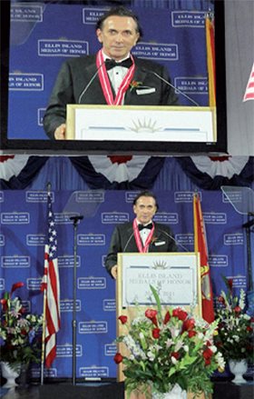 Võttes vastu Ellis Island Medal of Honor, kuulub hr. Zepter vaid viie USA mittekodaniku hulka, kes selle au osaliseks on saanud