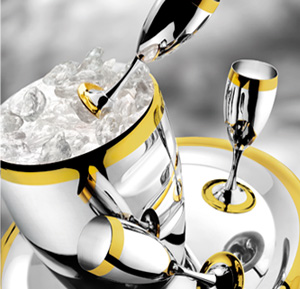 As a rule, a bottle of champagne is served before the guests in an ice bucket. 