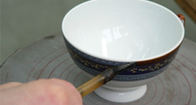 To make porcelain, we need: kaolin, feldspar paste, quartz and other ingredients.