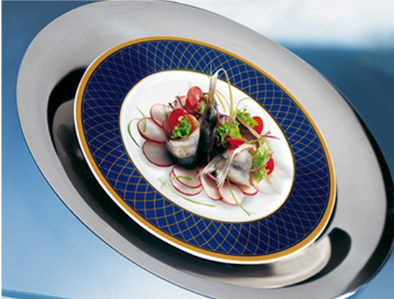 The perfect completion of your mise-en-place is the stainless steel under plate.