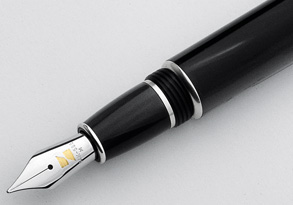 The “Z” logo crowns the pen and is ably chiselled in a gold square panel